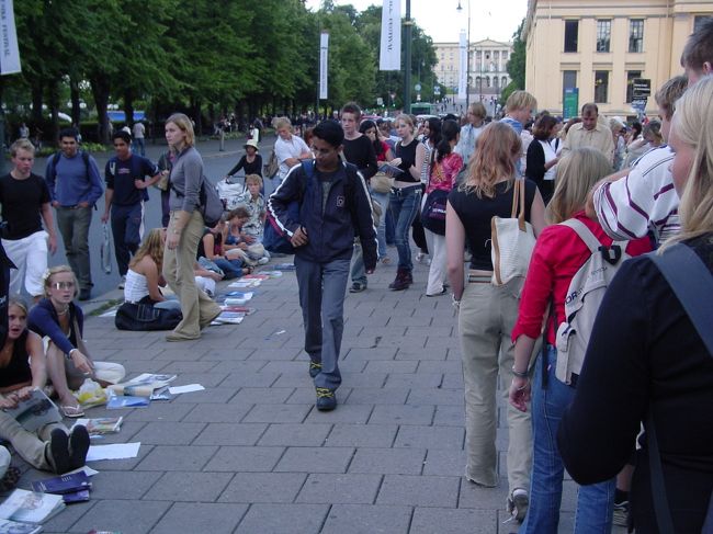 いえ、ただ年度末の学園風景のようです。<br />つまり、もう卒業の人が自分の本を売っている様子。
