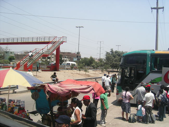 リマからナスカへ向けてバスで出発。<br />お金ケチって一番安いバスにしたので、<br />車内35度の蒸し風呂状態。<br />でも現地人は普通に寝てた。