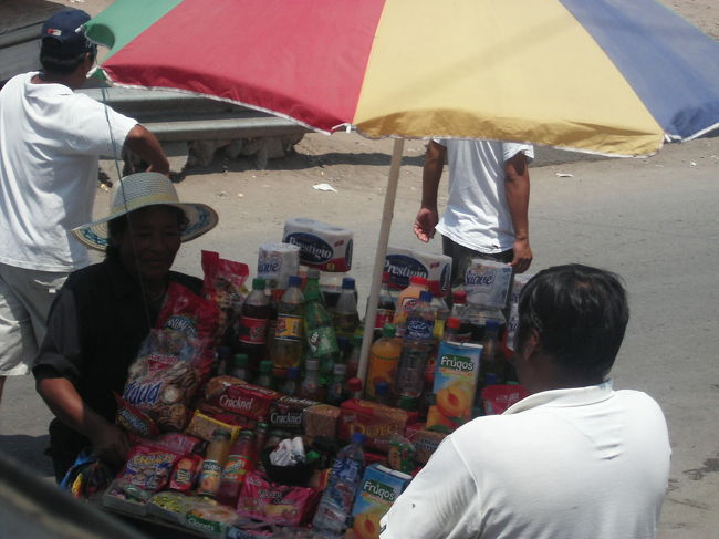 なかなかの活気ぶり。<br />「チョウライチョウライ」て変な芋売りつけてくるんだけど、売ってるのにくれくれって・・
