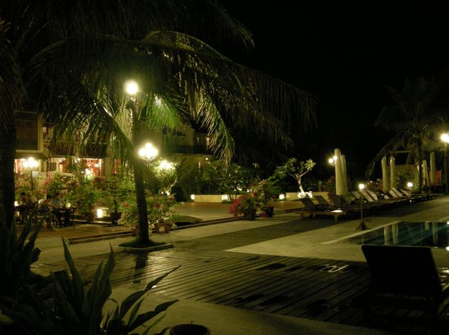 VICTORIA HOIAN HOTELに到着！お花がいっぱい咲いていて、なんて素敵なんでしょ〜と、はしゃぎ気味でしたが、さすがに疲れた･･･時間が遅かったので急いでﾎﾃﾙのﾚｽﾄﾗﾝへ。ﾌﾟｰﾙｻｲﾄﾞの席を選んだのでとてもﾛﾏﾝﾁｯｸな雰囲気でした。ｻｰﾋﾞｽのｳｪﾙｶﾑﾄﾞﾘﾝｸとｶﾅｯﾍﾟを頂き、ﾋﾞｰﾙ、ｺﾞｲｸﾝ？的なものでお腹いっぱい。