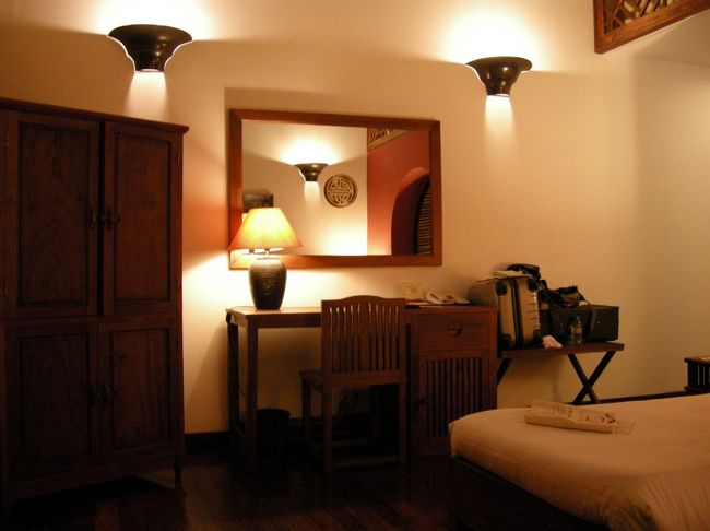 ﾎﾃﾙのお部屋は川側の2階。ｱｼﾞｱﾝな雰囲気で、天井が高くﾌﾟﾛﾍﾟﾗが(←名称わからず･･･)くるくる回っております。