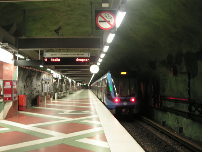 ブルーラインの端の駅。<br />ここは写真にはないが長いエスカレーターを降りたら<br />薄暗いトンネルになっていて左右の下に空洞がある<br />そこを覗くとギリシャ神話のような石像が物語を語るかのようにある