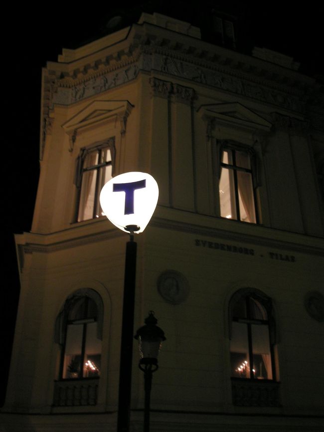 Ｔが地下鉄のマーク<br />このシンプルなデザインもスウェーデンらしい。<br />歴史ある建物にも現代的な建物にもマッチしている。