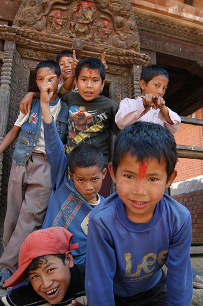 カトマンズからアルニコハイウェイ経由、車で1時間ちょっと、農村部にある小さな村、パナウティに行ってきました。<br />川沿いに建つ寺院を眺めながら、つり橋を渡ると伝統的なネワール様式の建物が残る村の中心部につきます。<br />観光客もそれほど多くなく、村は静かで居心地が良かったです。<br />丁度ブダニールタンカの連休で子供たちは学校がお休みらしく、村中に無邪気が子供たちが溢れていました。<br />みんな写真が大好き。何枚も撮ってとせがまれ大変でした。デジカメがおもしろいみたいでした。<br />川の流れる古い町並みを散歩しながら、子供たちの写真を撮っていると、本当に癒されました。