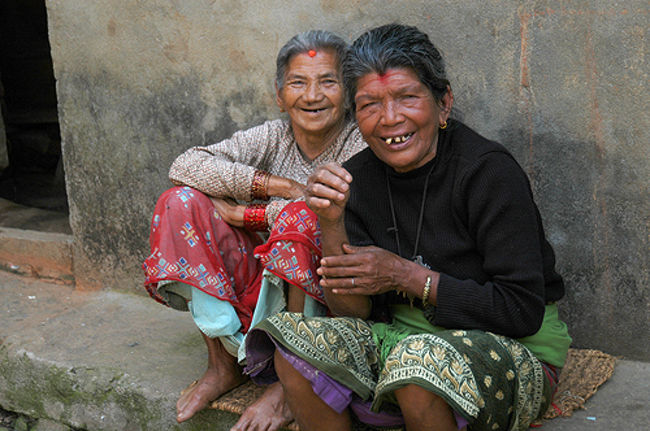 パナウティで会ったご老人。二人仲良く井戸端会議の途中を撮らせていただきました。<br />ニコニコ笑顔。ちょっと恥ずかしそうでしたが、お願いしますと頭をさげると撮らせてくれました。<br />私もこんな素敵なおばぁちゃんになりたいなぁ。<br /><br />パナウティのみなさんは、とってもやさしく、のんびり。街の雰囲気と住んでいる人の雰囲気は同じなんですね。