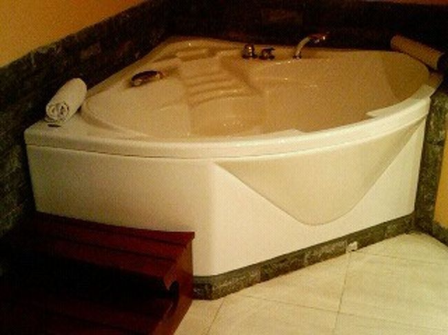 浴槽のない部屋が多い?!と口コミで見ましたが、私達の部屋にはこの様な浴槽がありました。ただ、ｼｬﾜｰの出が極めて悪く、温度も安定しませんでしたが･･･