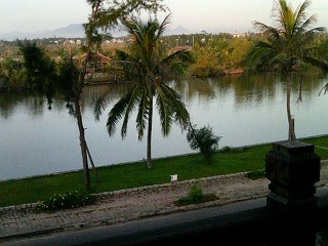 ﾍﾞﾗﾝﾀﾞからの眺め。通りを挟んで向かい側に川が流れています。