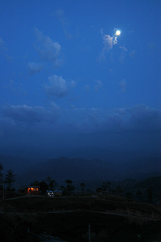 ナガルコットの夜。何にも無い山中の村だけあって、夜はとっても静か。ヒマラヤに夕日が沈んでいくのを眺めながら何もしないで過ごしました。<br />カトマンズ市内と違って涼しいし、癒されました。<br />ヒマラヤは霞がかっていてクリアには見えませんでしたが、ナガルゴットは静かで良いところ。行ってよかったです。