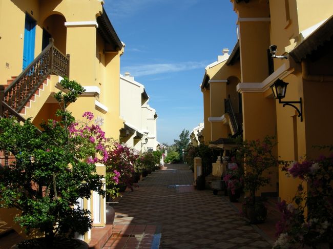 朝食はﾋﾞｭｯﾌｪｽﾀｲﾙで、卵料理は中に入れる具が選べたり、ｵﾑﾚﾂやｽｸﾗﾝﾌﾞﾙｴｯｸﾞ等好みを指定することが出来ます。ﾍﾞﾄﾅﾑらしくﾌｫｰを作ってくれるｺｰﾅｰもありました。ﾌﾙｰﾂも豊富で、かなり充実した朝食でした。水を気にしてなのか、生野菜はﾄﾏﾄときゅうりのみ。<br />食後、ﾎﾃﾙ周辺を散歩〜。写真はﾎﾃﾙの外観です。