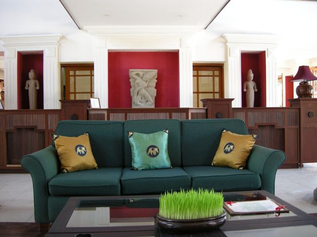 ﾎﾃﾙのﾛﾋﾞｰ♪家具もﾌｧﾌﾞﾘｯｸもお洒落なのですが、扉が全て開け放たれている為、暑くてゆっくりくつろぐ事は出来ませんでしたが･･･