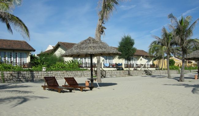 ﾋﾞｰﾁは白い砂で、海はとてもｷﾚｲ♪しかしなぜ川はあんなに汚いのか･･･