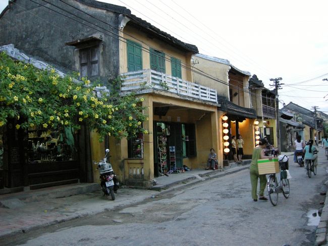いよいよﾎｲｱﾝの街へ！ﾎﾃﾙから街へは2時間に1本くらい送迎の車が出ております。が、時間が合わなかったのでﾌﾛﾝﾄで「ﾀｸｼｰを呼んで」とお願いすると「ｻｲﾄﾞｶｰで4$で送るけど？」と言われ「暑いからやだよ」と断り、結局ﾀｸｼｰで街へ。ﾀｸｼｰの方が安いじゃないの･･･<br />
