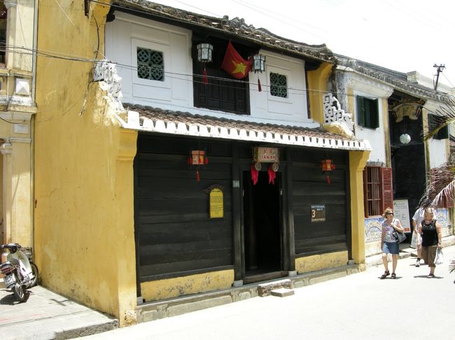 ﾀﾝｷｰの家！200年前の建物らしい。この様な歴史的建造物がﾎｲｱﾝの旧市街に点在しております。