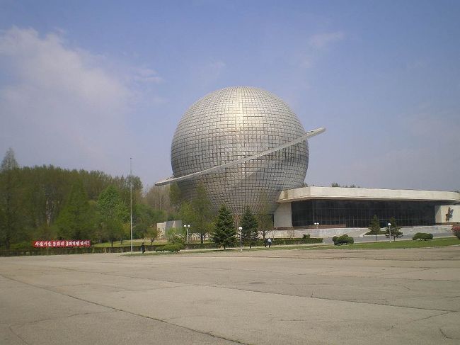 ○4日目<br />3大革命展示館の「電子工業館」の外観。<br />土星をイメージした作りである。