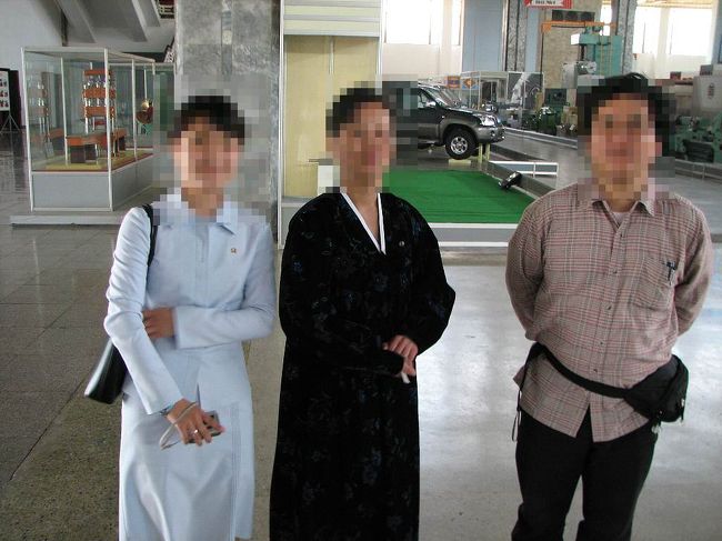 ○4日目<br />3大革命展示館の「重工業館」で、自分と説明服務員同志と案内員同志。<br />