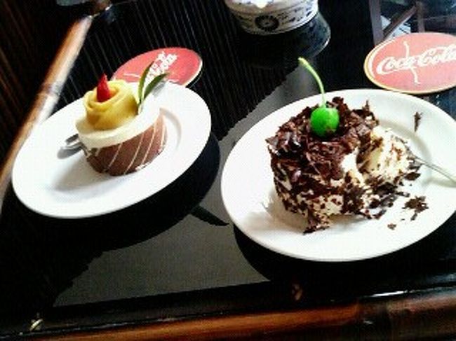 しかし暑い･･･暑すぎる･･･日中は太陽が真上にある為、日陰がほとんどないのです。覚悟はしていたものの、水分もまめに補給していたものの･･･帽子もちゃんとかぶっていたものの･･･これ以上外にいる事に危険を感じ、目の前のお店『SAKURA』へ。しかしｴｱｺﾝなんてものはどのお店にもないのです。扇風機を回してくれたので、少々復活しましたが･･･。<br />ﾎｲｱﾝ名物ｶｵﾗｳとﾎﾜｲﾄﾛｰｽﾞを注文。ｶｵﾗｳは色々な所で食べましたが、どこで食べても美味しいと思いました。ﾚﾀｽ、ﾊﾟｸﾁｰ、ﾐﾝﾄは定番で、お店によってはﾄﾞｸﾀﾞﾐが乗っています。こいつがかなりの曲者！強烈な味でございました。写真ありません、ﾊﾞﾃ過ぎていてそれ所じゃなかった。<br />食後、事前に調べてあった評判のｶﾌｪ『ｻﾞ･ｶｰｺﾞ･ｸﾗﾌﾞ』へ。ｹｰｷの種類が豊富で迷ってしまいましたが、口コミで絶品と書いてあったﾏﾝｺﾞｰのﾁｰｽﾞｹｰｷと、右のはﾑｰｽの様なｹｰｷ(名前忘れた)を注文しました。確かにｳﾏｲ!!とろけるﾏﾝｺﾞｰ♪ここのｹｰｷはﾚﾍﾞﾙが高い!<br />