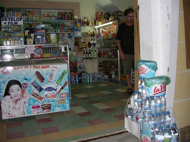 街を歩いていると喉が渇いて、お水を買わないとやってられないのですが、その辺の出店の様な所で買うと、高値で買わされます。お水はこの売店で買うのが良いという事が分かりました。旧市街の真ん中あたりの(だと思う)角にあるお店です。