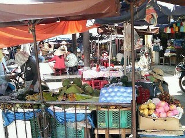 奥にあるのが市場の屋台。この様なところで食事をすると、40〜50円くらいで食べられる様ですが、衛生的にいかがなものなのかと･･･私にはここで食べる勇気はありませんでした。