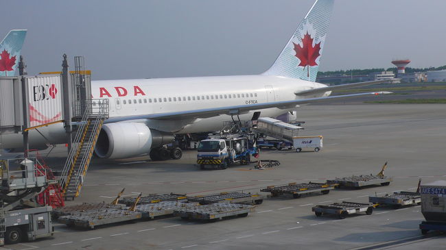 エアーカナダ００４便で出発。旧型機で２席４席２席の横８席、パーソナルテレビは無い、スクリーン形式で古い映画を上映している。