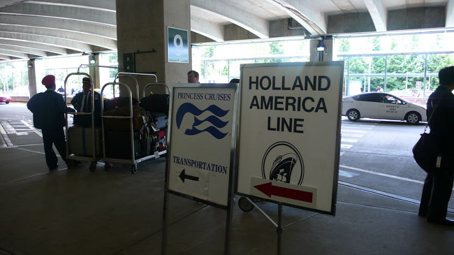 バンクーバー港でザイデルダム号と、同時に入港しているダイアモンドプリンセス号の乗船案内看板。<br />