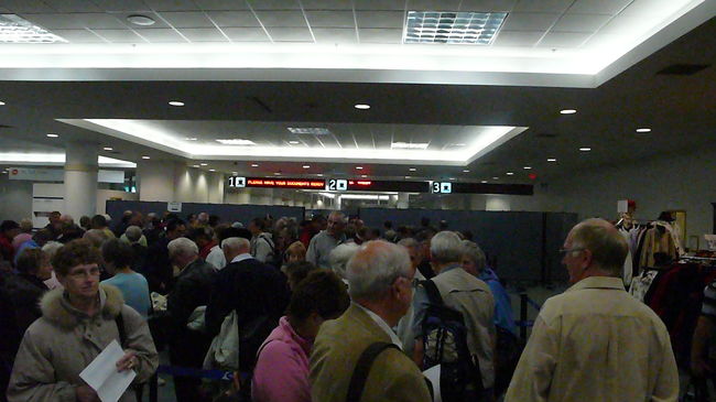 手荷物検査場までの行列。