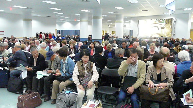 約４０００人がチェックイン待ちのための待合所。