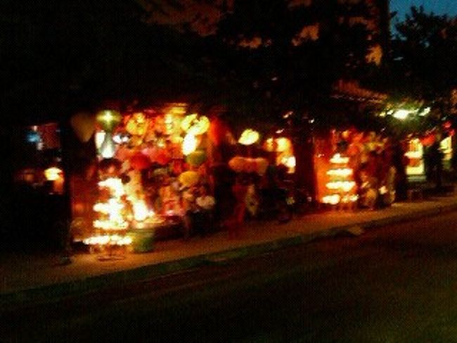 夜のﾎｲｱﾝは幻想的な雰囲気でとてもいい感じ。ﾗﾝﾀﾝのｵﾚﾝｼﾞ色の光で街全体が包まれます。