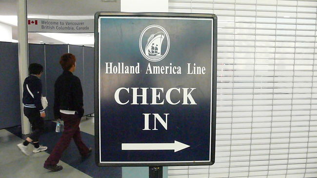 ザイデルダム号へのチェックイン案内。