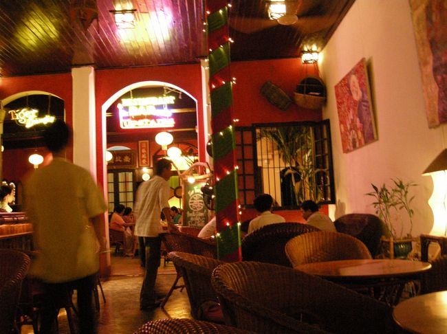 夜の食事は、ｼﾝ･ｶﾌｪの近くにある『ｻﾞ･ﾎﾜｲﾄ･ﾗﾝﾀﾝ』へ行きました。ｶﾞｲﾄﾞﾌﾞｯｸに出ていて、中級ﾍﾞﾄﾅﾑ料理とのこと。5時頃でまだ夕食の時間には早かったからなのか、お客さんは誰もいない･･･。ﾀｲｶﾞｰﾋﾞｰﾙ、揚げ春巻き、ｶｵﾗｳ、牛肉の炒め物を注文。ちょっと油が気になったものの味は全て美味しく、一品20000VND〜40000VNDくらいで、2人で1000円弱のお支払いでした。<br />食後、ﾎﾃﾙに帰るにはまだ時間が早かったので、ｶｰｺﾞ･ｸﾗﾌﾞななめ向かいの『TAM TAM』へ。店内はｶｼﾞｭｱﾙなBARと言ったところでしょうか。ﾋﾞｰﾙ飲みながら本日の反省会＆明日の予定の話し合い。