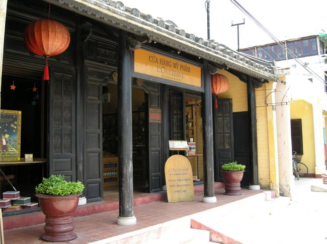 ﾎｲｱﾝ3日目!朝起きるとなんだか体調が悪い･･･暑さにやられたせい?!そうは言っても12時までにはﾁｪｴｸｱｳﾄして、夕方の出発まで時間を潰さないといけないのです。<br />具合は悪いが食欲は落ちず･･･遅めの朝食後、部屋で少し休んでからﾁｪｯｸｱｳﾄ。荷物をﾎﾃﾙに預けて、灼熱の屋外へ･･･<br />はしょっておりますが、昨日ﾎｲｱﾝﾎﾃﾙのZEN SPAでの全身ｵｲﾙﾏｯｻｰｼﾞで味をしめた私達は、今日もﾏｯｻｰｼﾞへ行く予定でした。またしても口ｺﾐで得た情報を元にﾛｸｼﾀﾝへ。ﾌｯﾄﾏｯｻｰｼﾞ60分28$安い!