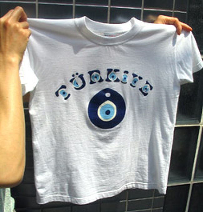 おみやげのＴシャツ。<br />観光地のTシャツってヘンなものばかりで<br />あまり買ったことはないのですが<br />このボンヂュのは可愛いでしょう！<br />子どもサイズから大人のサイズまでそろっています。<br />エジプシャンバザールのすみっこでＴシャツを売っていた<br />小さい露天のお店で買いました。<br />値段は15リラを値切って9リラでした。