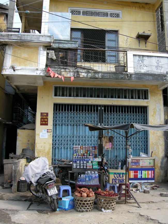 露店･･･<br />まもなく今回のﾍﾞﾄﾅﾑ ﾎｲｱﾝ旅行が終了しようとしています。初めてのﾍﾞﾄﾅﾑで、しかも田舎の街へ来たからなのかもしれませんが、庶民の生活はとても慎ましいものに感じられました。日本は豊かで安全で、ゆえに抱えるさまざまな問題も多いのですが、経済的には恵まれた社会で生活出来ることに感謝しなければならないと、強く思いました。<br /><br />ｶﾞｲﾄﾞが付いていなかったので、戦争時の様子や歴史についての詳細はｶﾞｲﾄﾞﾌﾞｯｸ等で知る限りでしたが、自由きままに行動出来た今回の旅行は、私的には満足出来るものとなりました。<br /><br />ﾎｲｱﾝ→ﾀﾞﾅﾝ→ﾎｰﾁﾐﾝ(ﾀﾝｿﾝﾆｬｯﾄ空港)機体不良でﾌﾗｲﾄ出来ずﾉﾎﾞﾃﾙで1泊させられる→成田