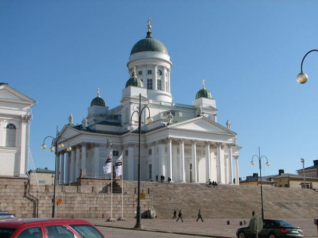 インフォで行き方を教わる。中央駅からバスとの事。<br />途中、大好きな大聖堂に挨拶。