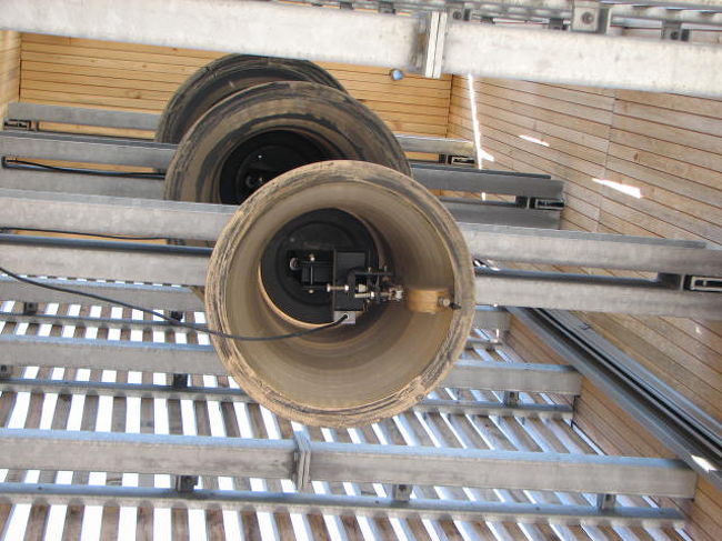 教会脇には木できた長い箱のような物が。下からのぞくとそこには鐘が並んでた。<br />いざ中へ！