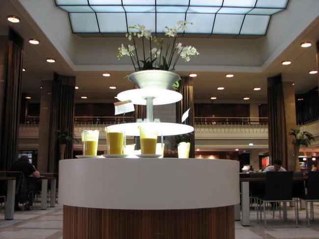 災い転じて福となす！<br />カフェ･ムーサと同じ通りにあるBANKは大当たり！<br />もともと銀行を改装しているので中は立派。<br />バイキング形式だが、サラダやカレーやパスタもあり、結構選べる。周りはほぼ会社の昼休みに来ている感じの人なので、地元の雰囲気を味わいたい人には特にオススメ！<br />ちなみに地下のトイレもかっこいい！<br /><br />今回の旅は不運もあったけれどは最後に幸運に恵まれた。タンペレでは最高５度だった気温も、最終日は１５度くらいまで上がり、結果的には気候にも恵まれた。ただ次回来る時があればもう少し暖かい時に来たいなあ。