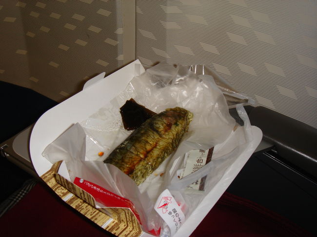 まずは、国内線にて関空に向かいます。早朝の便なので、機内に乗り込む前に朝食を買いました。