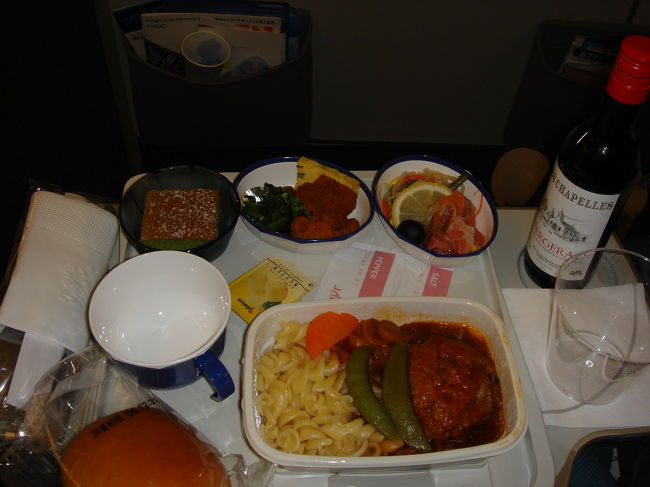 こちらは、よっちんの機内食。肉が中心の料理ですがとても美味しいです。なおぴと半分にして食べました。