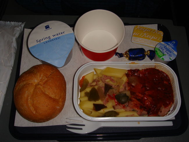 フィンエアーは、基本的に席が自由です。なおぴとよっちんがフィンエアーに乗り込むと自分の席が既に座られてました。一応、先に座られている方に話しかけてみると席を移動してくれました。<br /><br />ロンドンを18：05に出発。しばらくすると機内食が出てきました。まだ、お腹空いてませんが、全部食べちゃいました(笑)