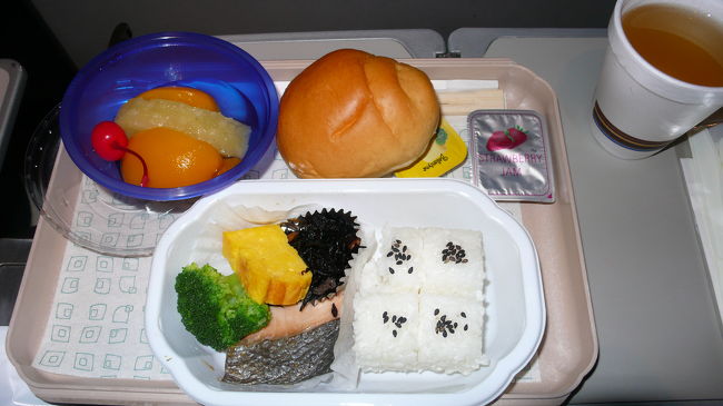 機内の朝食。まずまず。