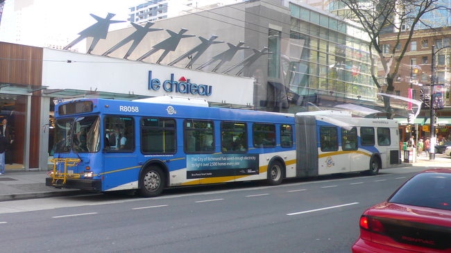 バンクーバー市内を走る２両連結のトロリーバス。