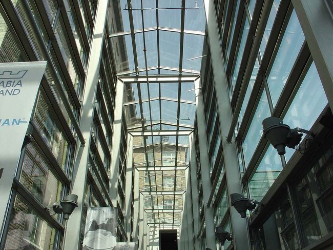 入り口と工場の塀を見る限りでは古そうなイメージですが、ガラスが多用された明るいビルが入り口の向こうに隠れていました。