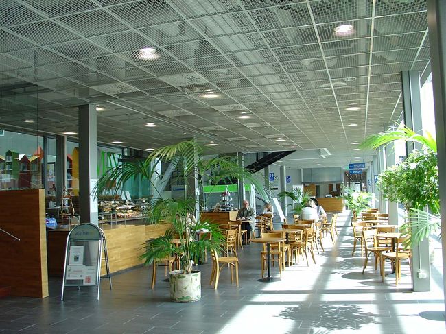 明るい廊下が続き、左手にはすっきりしたカフェもありました。