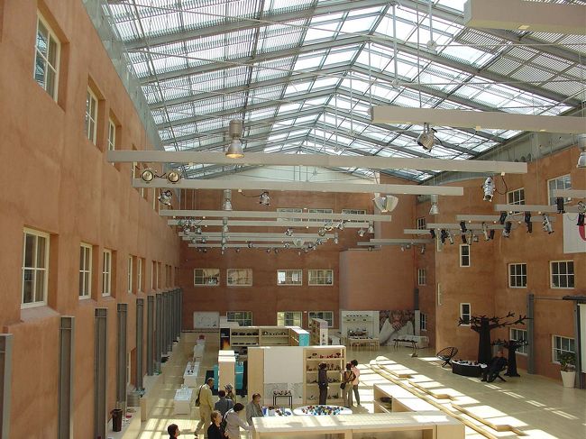 セキュリティーは万全で、一つ一つのドアの鍵を開けるガイドさんについて入って行きました。<br />最初にに出たのが広い広い、ショールームです。<br />天井はガラス張りで、自然光が入り、温室にいるようでした。