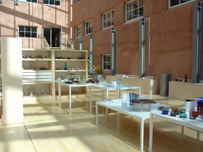 こちらは陶磁器製品のコーナーです。