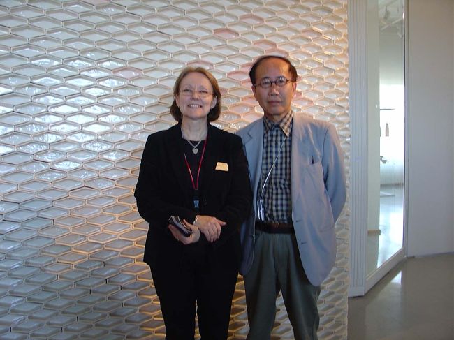 工場内は写真撮影が禁止でしたのでありません。<br />幸兵衛先生と一緒に写っているのはガイドさんです。<br />工場見学の途中で前の方を歩いていたガイドさんの驚きの声が上がり、それからさっき歩いたところもう一度歩いたりの迷走が始まりました。<br />なんと、幸兵衛先生に気づいたガイドさん、気が動転して、舞い上がってしまったのです。<br />先生の名声は遠くフィンランドのアラビア窯まで届いていました。