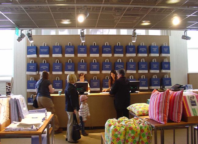 と言ったハプニングもあった工場見学でした。<br />最後はショップでお買い物。<br />レジのディスプレーがおしゃれでした。