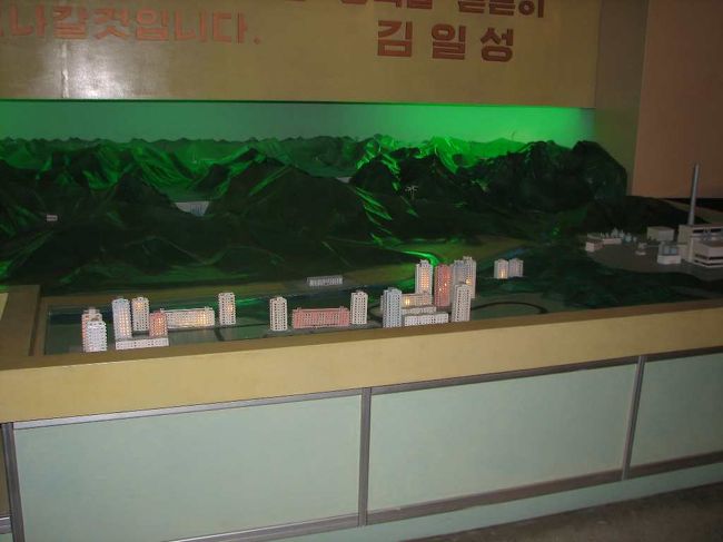 ○4日目<br />三大革命展示館の「重工業館」の展示物をお楽しみください。<br /><br />電気が点灯していない模型もありますが、恐らく節電中であって、決して電力不足を模したものでは無いと思われ。<br />