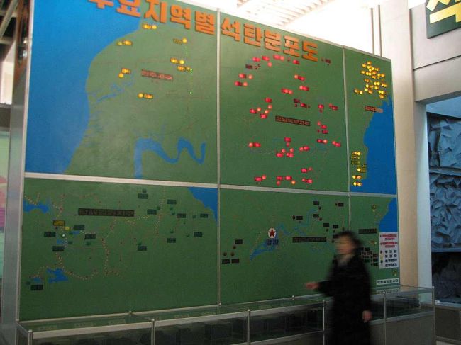 ○4日目<br />三大革命展示館の「重工業館」の展示物をお楽しみください。<br />石炭の無煙炭と有煙炭の分布マップ<br /><br />こういう資料も見つけました<br />http://www.nedo.go.jp/sekitan/database/country/c0026.htm