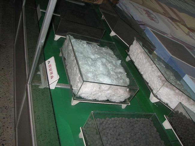 ○4日目<br />三大革命展示館の「重工業館」の展示物をお楽しみください。<br /><br />チョソン名物「ビナロン」合成繊維