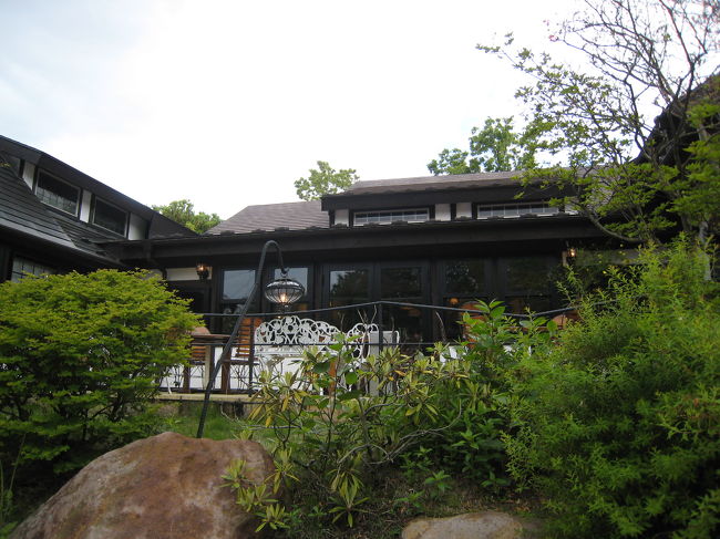 那須は、毎年、新緑と紅葉の季節は欠かさずに訪れています。<br />今年も、混雑を避けたくて有休（ずる休み）をとって行ってきました。<br />昨年は、乙女の滝が目的でしたが、今年は「つつじ」にしました。<br />お昼ごろ那須に着いたのでとりあえず昼食です。<br />土日は混雑で入ることが難しい、「ジョイヤミーヤ」にしました。